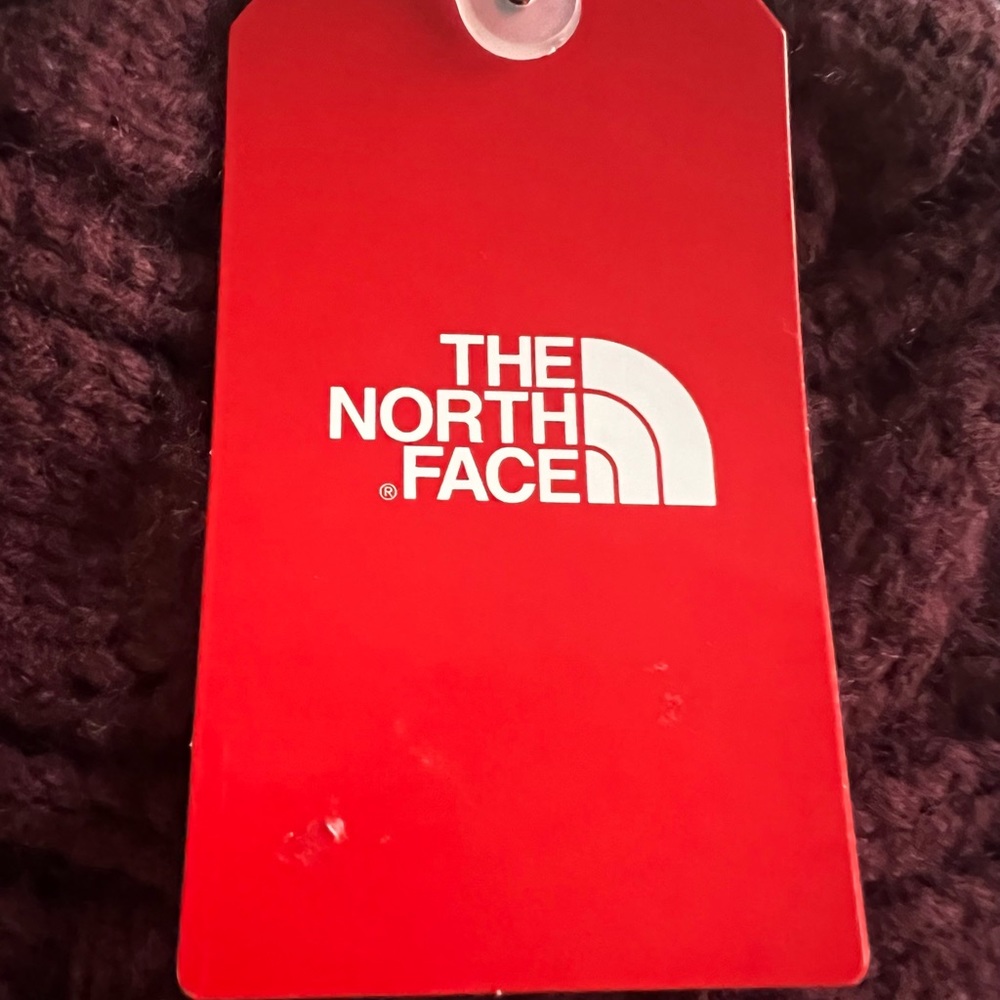 The Northface Triple Cable Fur Pom Beanie NWT - Picture 3 of 4